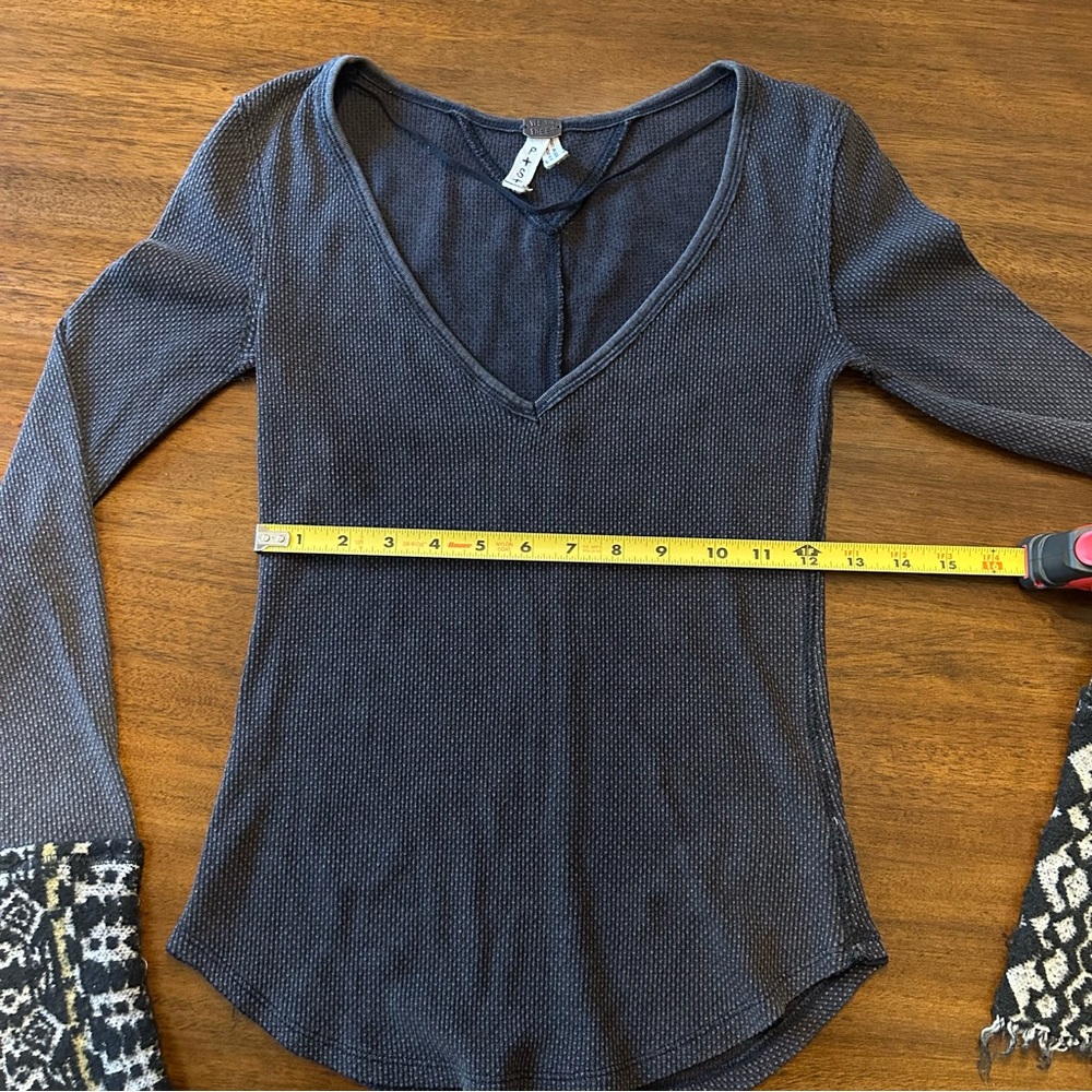 Free People Art School Button Cuff Thermal Gray Long Sleeve V-Neck Size Small - Picture 5 of 7